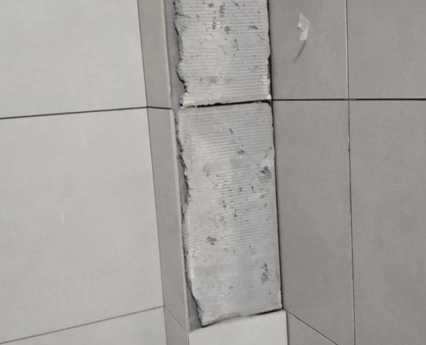 市南瓷砖空鼓维修公司分享下瓷砖施工前基层浇水润湿程度不足，可能导致以下问题