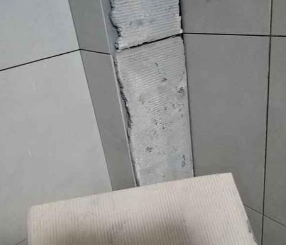 市南瓷砖空鼓维修公司分享下厨房瓷砖脱落的补救措施。